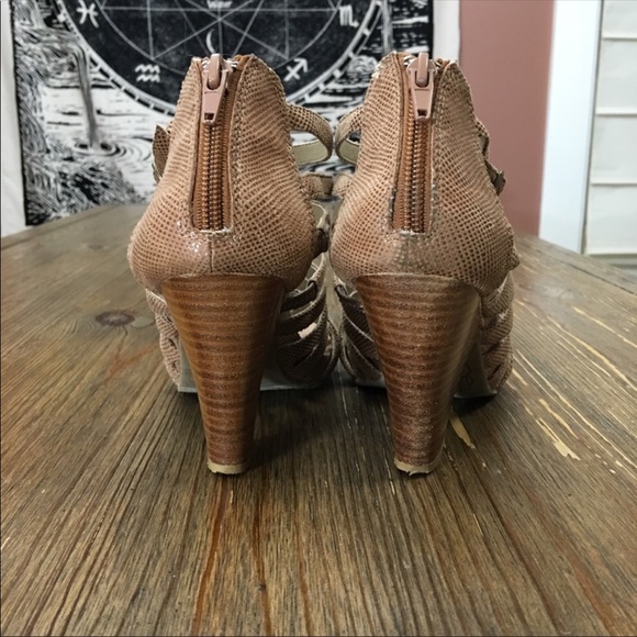 Kenneth Cole Reaction Tan Snakeskin Caged Heels 8 - Picture 6 of 8